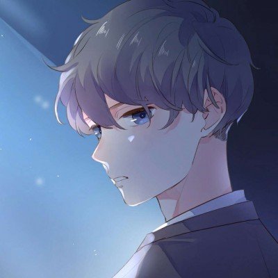 印度男子头骨插砍刀淡定走动玩手机